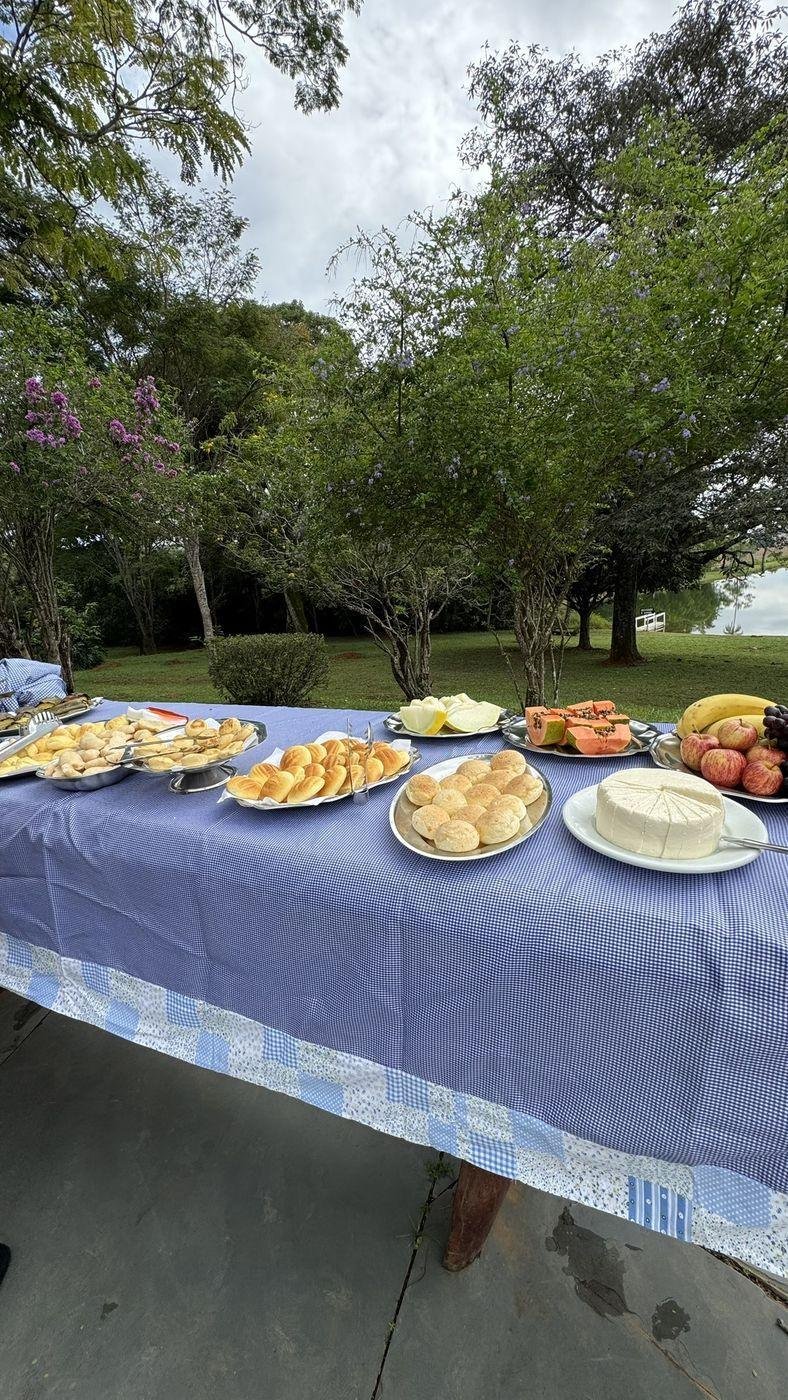 Mesa de café posta nos jardins da fazenda