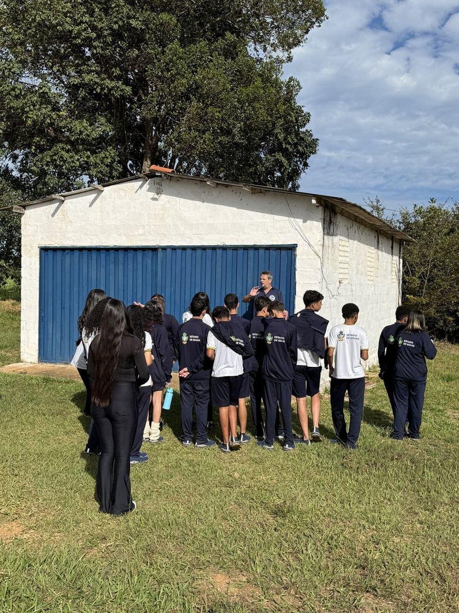 Estudantes conhecendo a propriedade