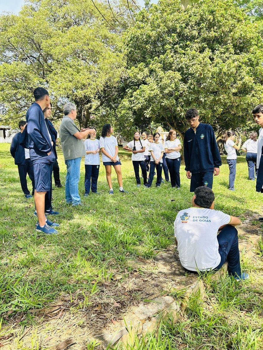 Estudantes em aula nos jardins