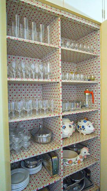 Cristaleira vintage com louças originais