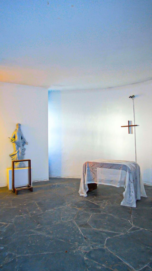 Interior branco da capela