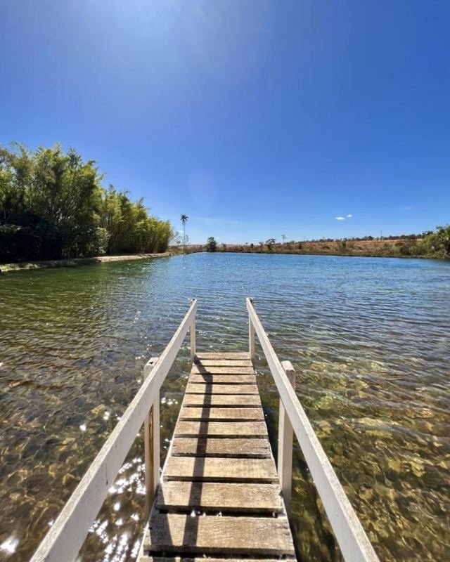 Deck sobre o lago cristalino da fazenda